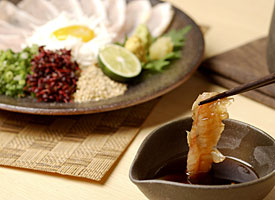 鶏刺し月見～薩摩地鶏～980円