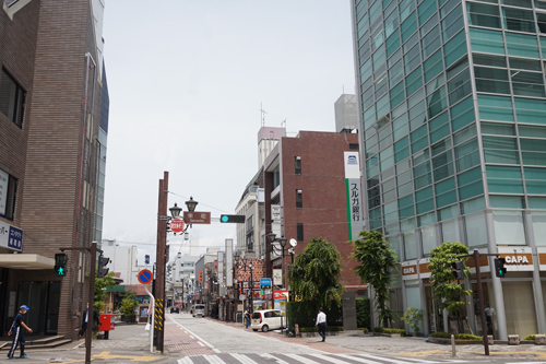 様々なお店が立ち並ぶ