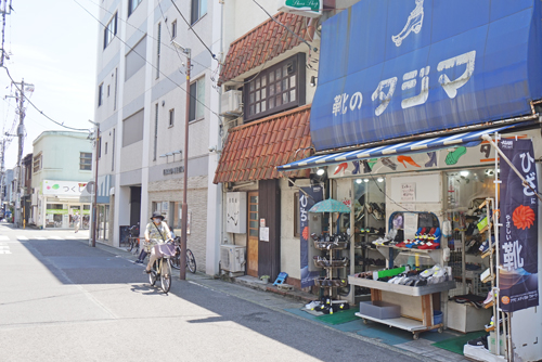 様々な商店が立ち並ぶ